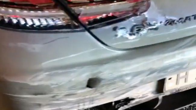 Снимок экрана с видео ДТП с участием автомобиля интернет-блогера Амирана Сардарова