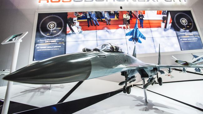 Макет самолета Су-35 на стенде ОАО Рособоронэкспорт Макет самолета Су-35 на стенде ОАО Рособоронэкспорт