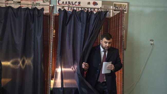 Денис Пушилин голосует на выборах главы и депутатов Народного совета ДНР на избирательном участке в Донецке Денис Пушилин голосует на выборах главы и депутатов Народного совета ДНР на избирательном участке в Донецке