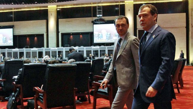 Председатель правительства России Дмитрий Медведев и директор департамента протокола правительства Сергей Соболев