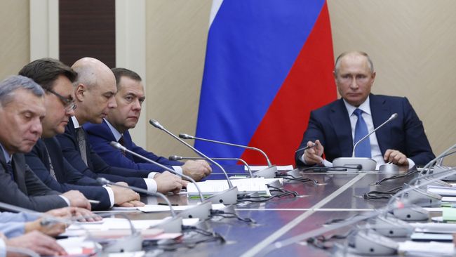 Владимир Путин, председатель правительства РФ Дмитрий Медведев и министр финансов РФ Антон Силуанов на совещании президента РФ с членами правительства РФ. 12 ноября 2018 Владимир Путин, председатель правительства РФ Дмитрий Медведев и министр финансов РФ Антон Силуанов на совещании президента РФ с членами правительства РФ. 12 ноября 2018