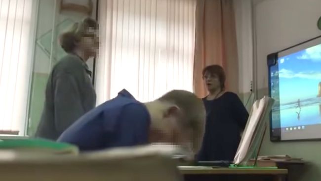 Скриншот видео, где сахалинская учительница довела школьницу до слез из-за дырки на кофте Скриншот видео, где сахалинская учительница довела школьницу до слез из-за дырки на кофте