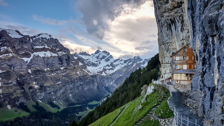 Отель Berggasthaus Aescher в Швейцарских Альпах Отель Berggasthaus Aescher в Швейцарских Альпах