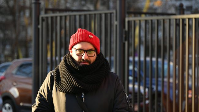 Художественный руководитель театра Гоголь-центр Кирилл Серебренников перед слушанием по уголовному делу Седьмой студии у Мещанского суда Москвы. 13 ноября 2018 Художественный руководитель театра Гоголь-центр Кирилл Серебренников перед слушанием по уголовному делу Седьмой студии у Мещанского суда Москвы. 13 ноября 2018