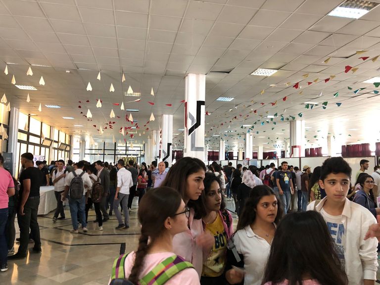 Сирийские студенты на образовательной выставке в государственном университете Тишрин в Латакии