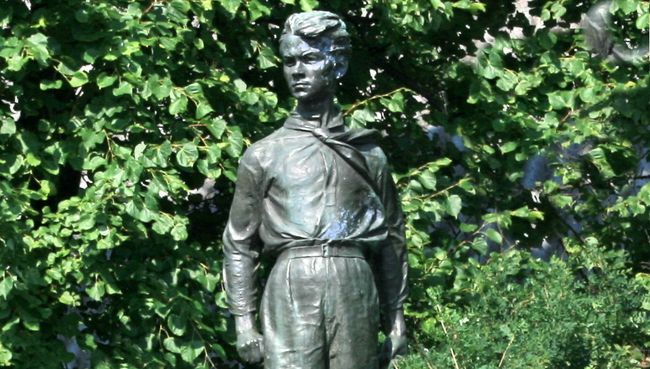 Памятник Павлику Морозову в деревне Герасимовка Памятник Павлику Морозову в деревне Герасимовка