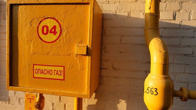 Труба газопровода на фасаде здания.