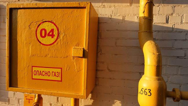 Труба газопровода на фасаде здания.