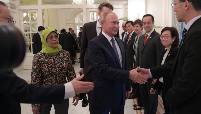 Владимир Путин и президент Сингапура Халима Якоб во время церемонии представления делегаций перед началом встречи. 13 ноября 2018 Владимир Путин и президент Сингапура Халима Якоб во время церемонии представления делегаций перед началом встречи. 13 ноября 2018