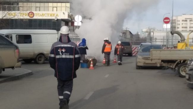 Сотрудники МЧС на месте повреждения трубопровода горячего водоснабжения по улице Мельникова в городе Екатеринбурге. 13 ноября 2018 Сотрудники МЧС на месте повреждения трубопровода горячего водоснабжения по улице Мельникова в городе Екатеринбурге. 13 ноября 2018