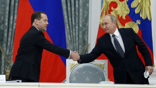 Президент РФ Владимир Путин и председатель правительства РФ Дмитрий Медведев. Архивное фото Президент РФ Владимир Путин и председатель правительства РФ Дмитрий Медведев. Архивное фото