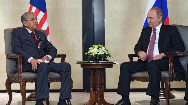 Владимир Путин и премьер-министр Малайзии Махатхир Мохамад во время встречи в Сингапуре. 13 ноября 2018 Владимир Путин и премьер-министр Малайзии Махатхир Мохамад во время встречи в Сингапуре. 13 ноября 2018