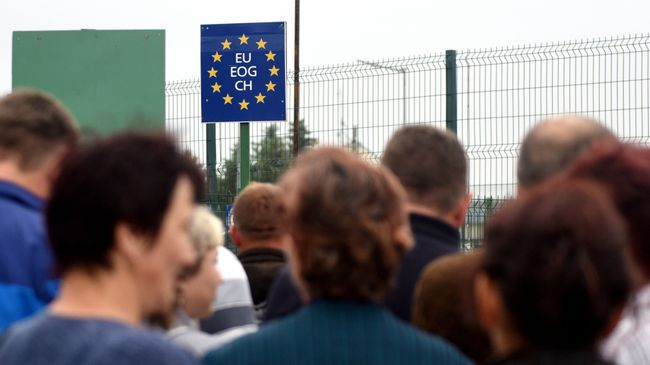 Украинцы на контрольно-пропускном пункте Шегини-Медыка на границе с Польшей Украинцы на контрольно-пропускном пункте Шегини-Медыка на границе с Польшей