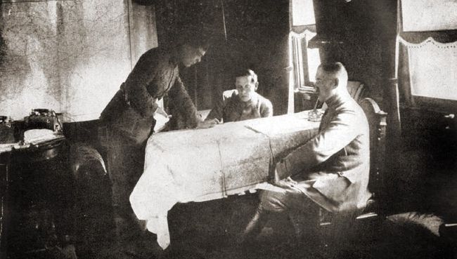 Симон Петлюра на фронте в штабном вагоне. 1919 год