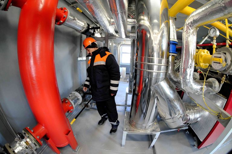 Специалист АО Мосгаз в котельной на крыше многоквартирного дома в Москве Специалист АО Мосгаз в котельной на крыше многоквартирного дома в Москве