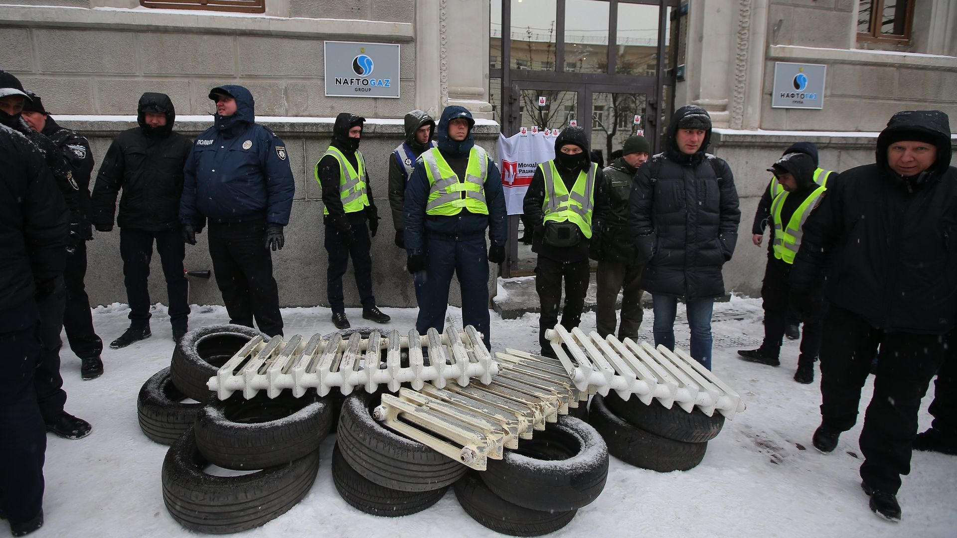 Акция с требованием включить отопление в городах Украины у здания компании Нафтогаз в Киеве Акция с требованием включить отопление в городах Украины у здания компании Нафтогаз в Киеве - РИА Новости, 1920, 25.09.2020