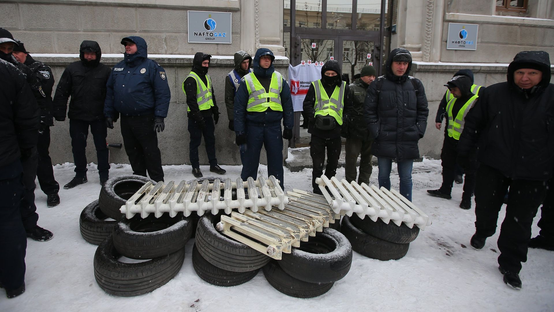 Акция с требованием включить отопление в городах Украины у здания компании Нафтогаз в Киеве Акция с требованием включить отопление в городах Украины у здания компании Нафтогаз в Киеве - РИА Новости, 1920, 25.09.2020