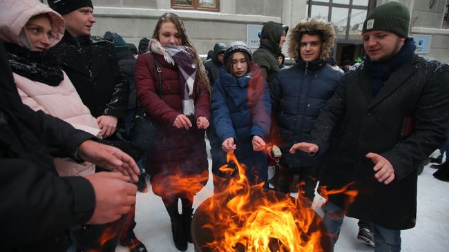 Акция с требованием включить отопление в городах Украины у здания компании Нафтогаз в Киеве Акция с требованием включить отопление в городах Украины у здания компании Нафтогаз в Киеве