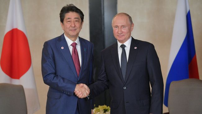 Президент РФ Владимир Путин и премьер-министр Японии Синдзо Абэ. Архивное фото