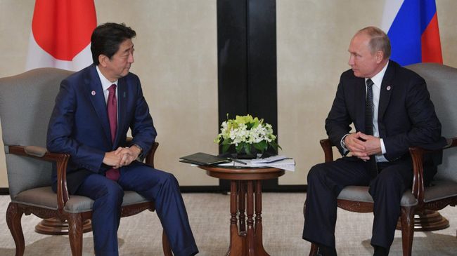 Президент РФ Владимир Путин и премьер-министр Японии Синдзо Абэ. Архивное фото