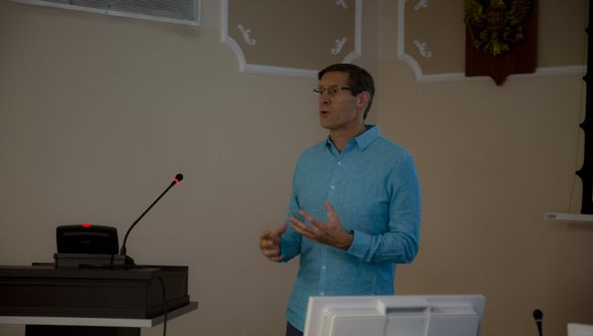 Представитель руководства проекта sPHENIX, профессор физики Университета штата Айова Джон Лажуа