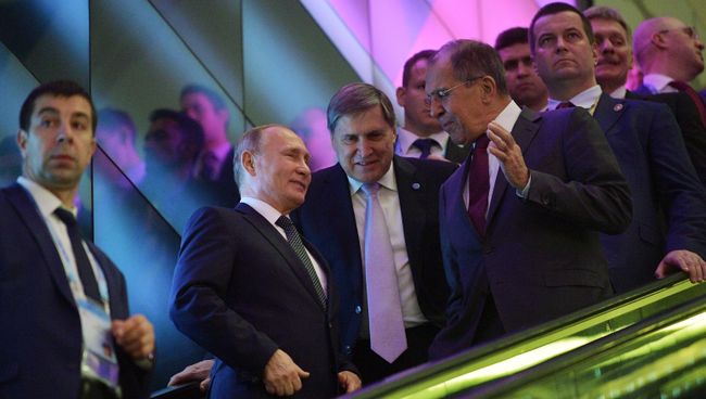 Президент РФ Владимир Путин, помощник президента РФ Юрий Ушаков и министр иностранных дел РФ Сергей Лавров после встречи с премьер-министром Сингапура Ли Сяньлуном в Сингапуре. 14 ноября 2018