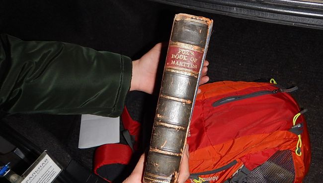 Книга FOX’S BOOK OF MARTYRS 1810 года, изъятая у гражданина Украины на пункте пропуска МАПП Джанкой должностные лица Крымской таможни Книга FOX’S BOOK OF MARTYRS 1810 года, изъятая у гражданина Украины на пункте пропуска МАПП Джанкой должностные лица Крымской таможни