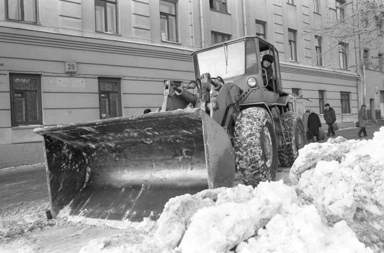 Уборка снега на столичной улице.