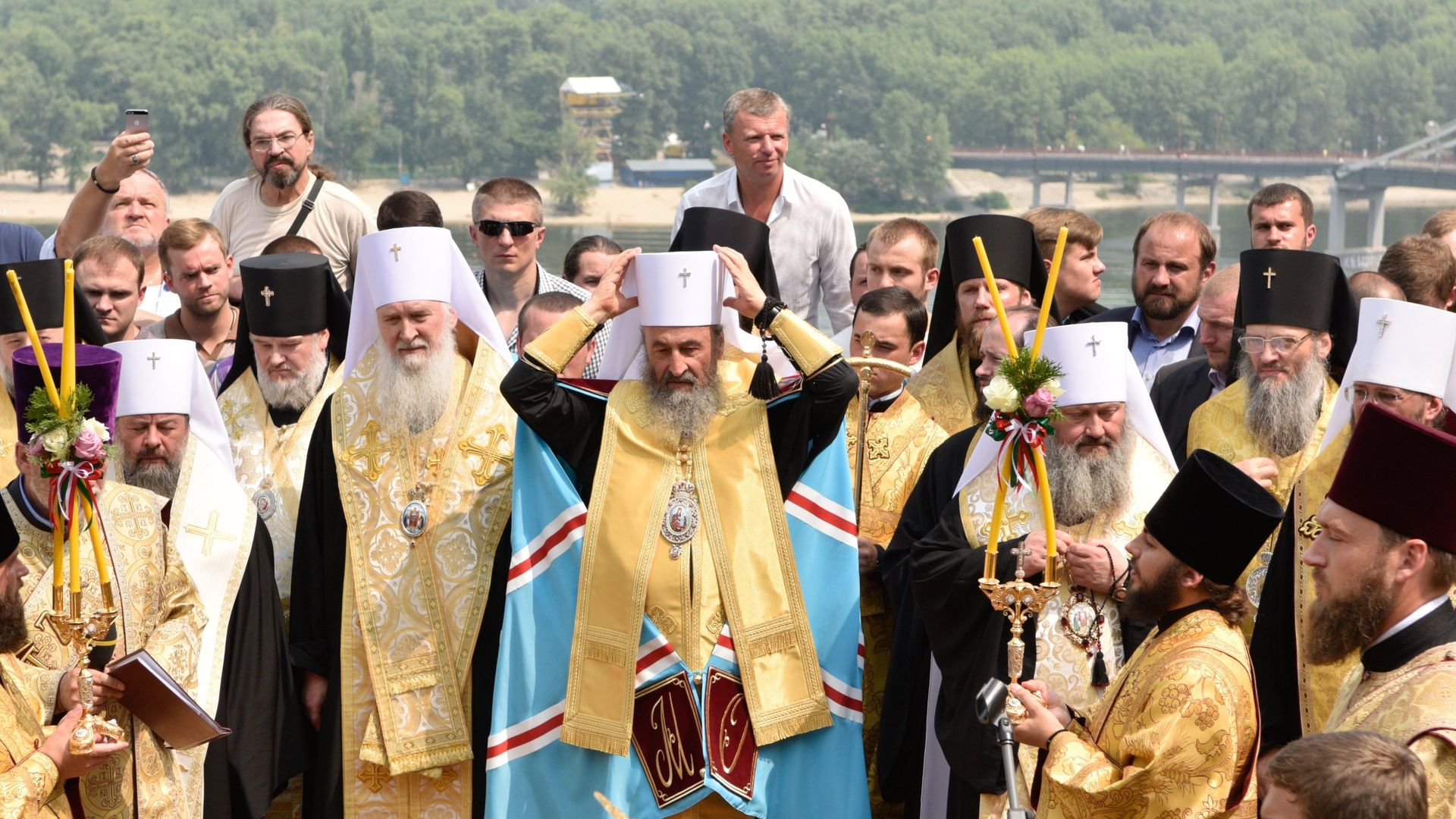 Митрополит Киевский и всея Украины Онуфрий совершает молебен на Владимирской горке в Киеве во время Всеукраинского крестного хода мира, любви и молитвы за Украину Митрополит Киевский и всея Украины Онуфрий совершает молебен на Владимирской горке в Киеве во время Всеукраинского крестного хода мира, любви и молитвы за Украину - РИА Новости, 1920, 17.12.2020