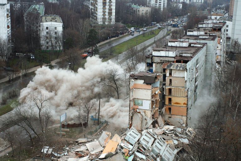 Во время сноса первого из фенольных домов в столице, расположенного на Открытом шоссе.