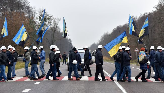 Шахтеры заблокировали международную автодорогу Львов — Рава-Русская во Львовской области Шахтеры заблокировали международную автодорогу Львов — Рава-Русская во Львовской области