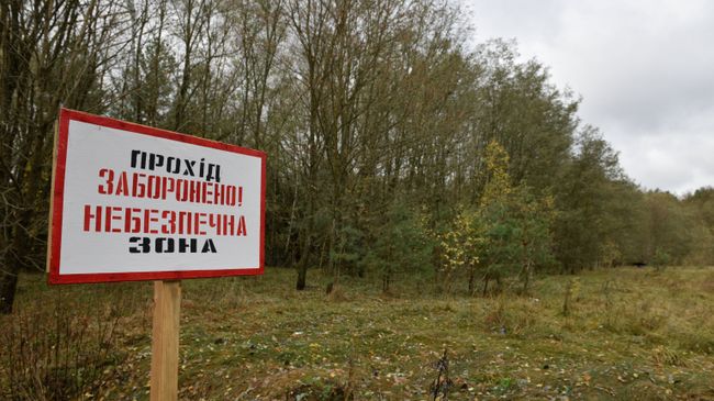 Табличка, запрещающая проход в зоне отчуждения Чернобыльской атомной электростанции Табличка, запрещающая проход в зоне отчуждения Чернобыльской атомной электростанции