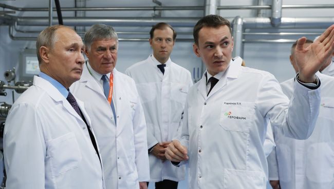 Владимир Путин во время посещения завода Герофарм в Санкт-Петербурге. 16 ноября 2018 Владимир Путин во время посещения завода Герофарм в Санкт-Петербурге. 16 ноября 2018