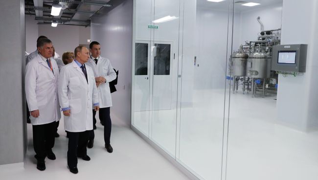 Владимир Путин во время посещения завода Герофарм в Санкт-Петербурге. 16 ноября 2018 Владимир Путин во время посещения завода Герофарм в Санкт-Петербурге. 16 ноября 2018