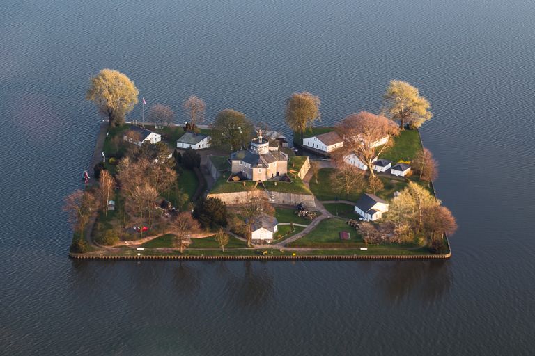 Остров Вильгельмштейн на озере Штайнхуде в регионе Ганновер на северо-западе Германии Остров Вильгельмштейн на озере Штайнхуде в регионе Ганновер на северо-западе Германии