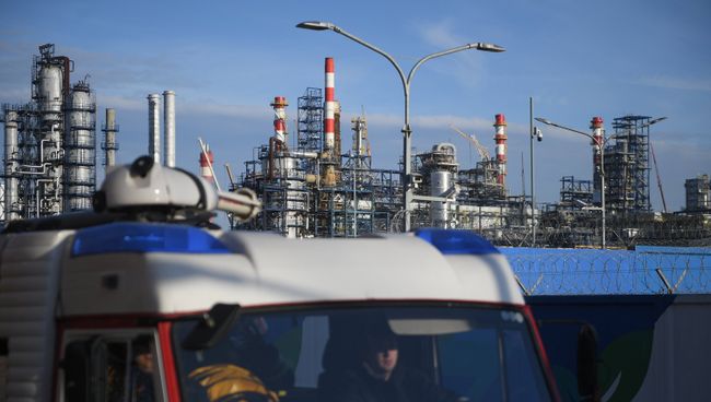 Автомобиль пожарной службы у Московского нефтеперерабатывающего завода в Капотне, где произошел пожар Автомобиль пожарной службы у Московского нефтеперерабатывающего завода в Капотне, где произошел пожар