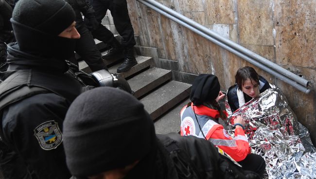 Полицейские охраняют пока врачи оказывают медицинскую помощь участникам марша за права трансгендеров в Киеве, Украина. 18 ноября 2018