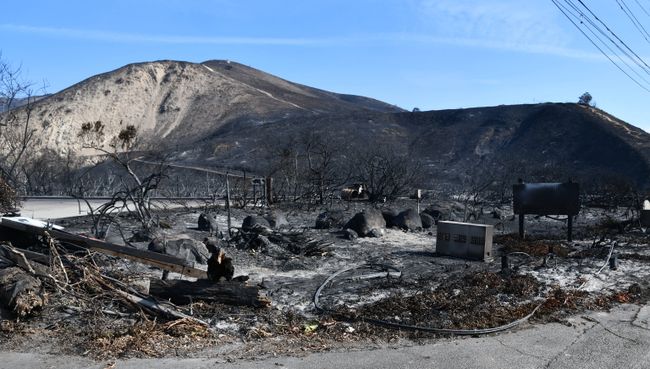 Последствия лесных пожаров в окрестностях города Малибу в штате Калифорния Последствия лесных пожаров в окрестностях города Малибу в штате Калифорния