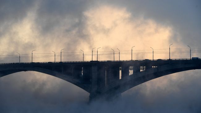 Автомобильный Коммунальный мост через реку Енисей в Красноярске