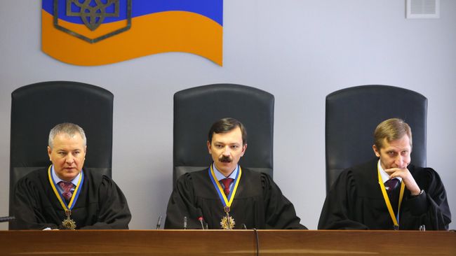 Судьи на заседании Оболонского районного суда Киева, где рассматривается дело о государственной измене экс-президента Украины Виктора Януковича. Судьи на заседании Оболонского районного суда Киева, где рассматривается дело о государственной измене экс-президента Украины Виктора Януковича.