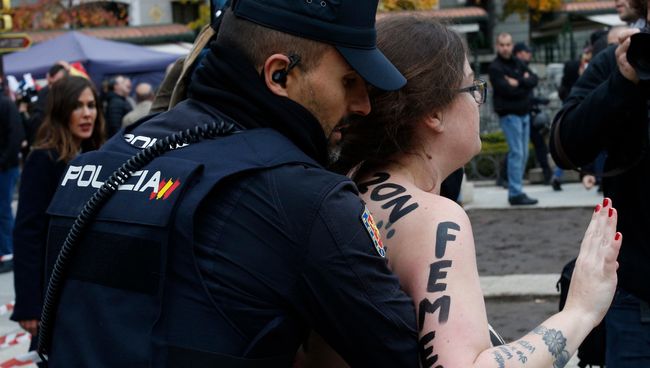 Активистка движения Femen задержана во время митинга, организованного сторонниками диктатора Франсиско Франко в Мадриде. 18 ноября 2018 Активистка движения Femen задержана во время митинга, организованного сторонниками диктатора Франсиско Франко в Мадриде. 18 ноября 2018