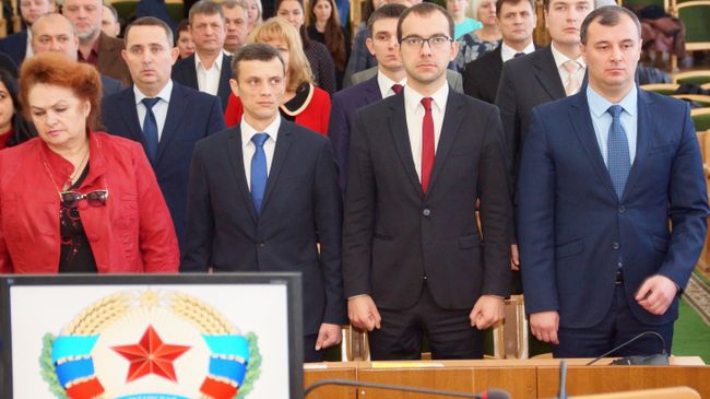 Депутаты во время первого заседания парламента ЛНР нового созыва. Депутаты во время первого заседания парламента ЛНР нового созыва.