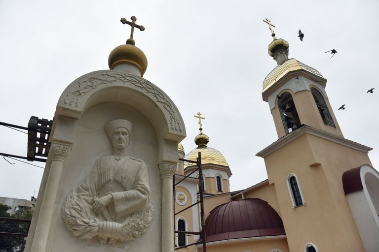 Памятник генералу Петру Врангелю скульптора Андрея Клыкова на территории храма апостола Андрея Первозванного в Керчи Памятник генералу Петру Врангелю скульптора Андрея Клыкова на территории храма апостола Андрея Первозванного в Керчи