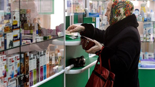 Покупательница в аптеке
