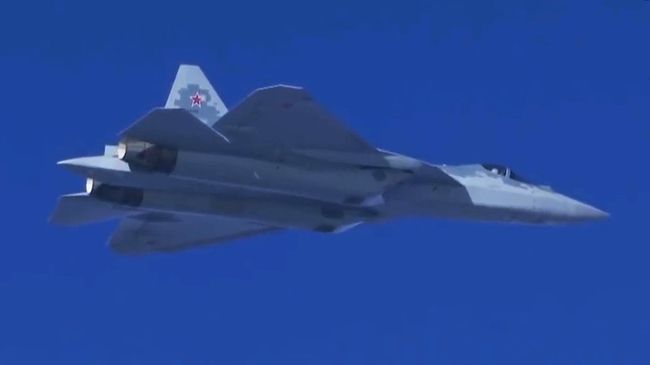 Полет новейшего истребителя пятого поколения Су-57 