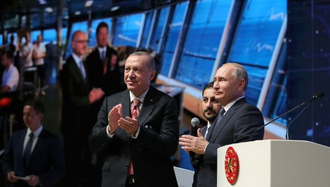 Президент России Владимир Путин и президент Турции Реджеп Тайип Эрдоган на церемонии завершения строительства морского участка газопровода Турецкий поток Президент России Владимир Путин и президент Турции Реджеп Тайип Эрдоган на церемонии завершения строительства морского участка газопровода Турецкий поток