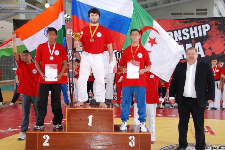 Чемпион мира по рукопашному бою Шахбан Мачиев (в центре)