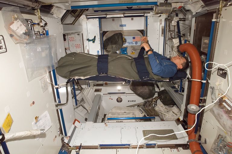 Астронавт ESA Паоло Несполи спит на борту МКС Астронавт ESA Паоло Несполи спит на борту МКС