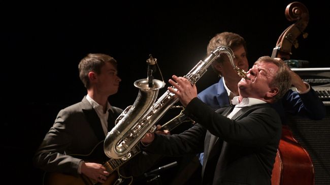 Музыкант Игорь Бутман выступает на концерте «Jazz Across Borders» Музыкант Игорь Бутман выступает на концерте «Jazz Across Borders»