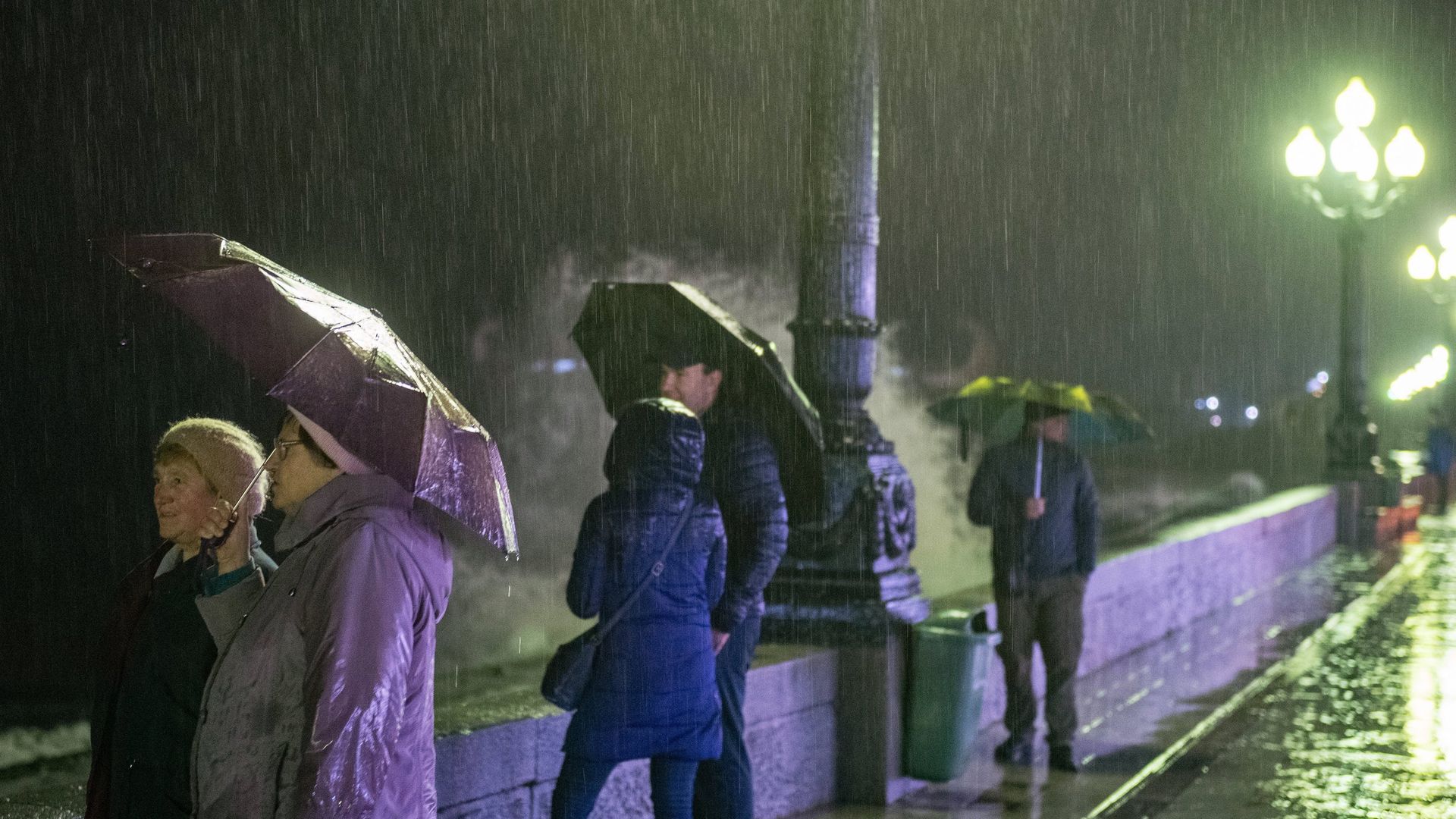 Прохожие на набережной Ялты во время ливня Прохожие на набережной Ялты во время ливня - РИА Новости, 1920, 27.11.2023